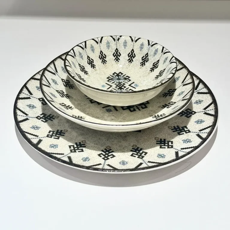 Piatti in porcellana e set tavola